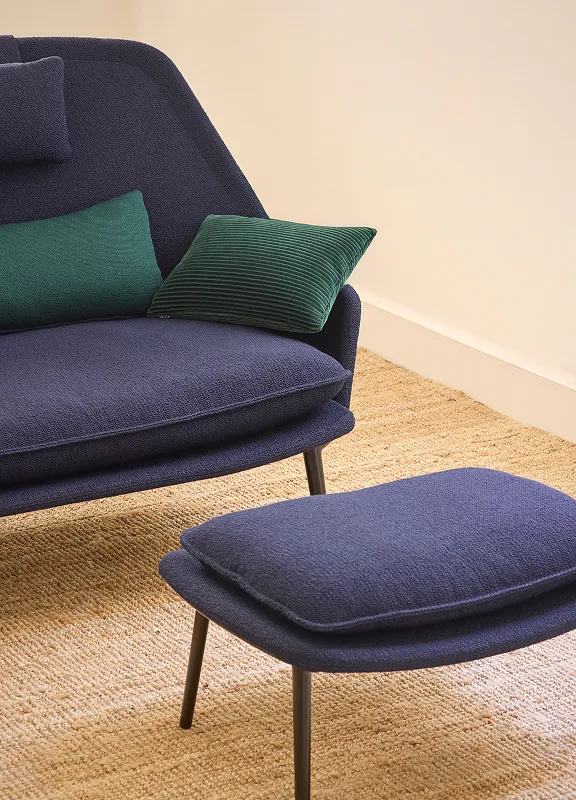Sofa von Vitra in dunkelblauem Stoff mit passendem Hocker