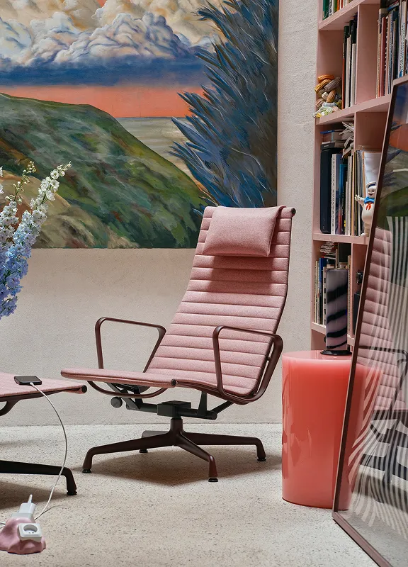 Vitra Eames Aluminium Chair in altrosa mit Armlehnen und dunkler Pulverbeschichtung